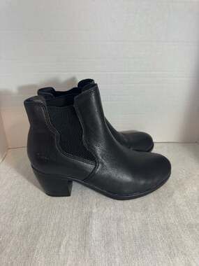 b.o.c. by Born Vittoria Black Leather Chelsea Ankle Booties Size 7.5M